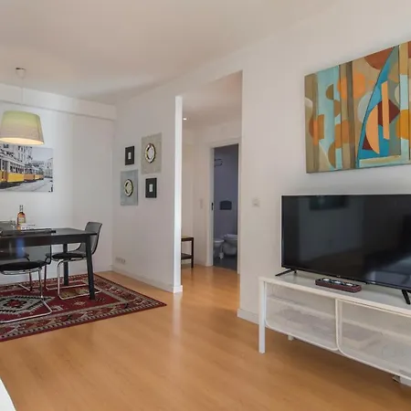 Charming In Center With Garage Лісабон