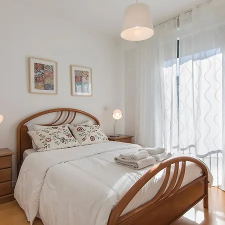 Charming In Center With Garage Лісабон