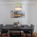 014 A - Charming In Center With Garage شقة